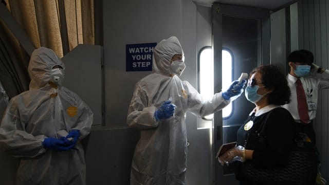 Trotz beispielloser Maßnahmen verbreitet sich das Coronavirus in China immer weiter. Trotz beispielloser Maßnahmen verbreitet sich das Coronavirus in China immer weiter.