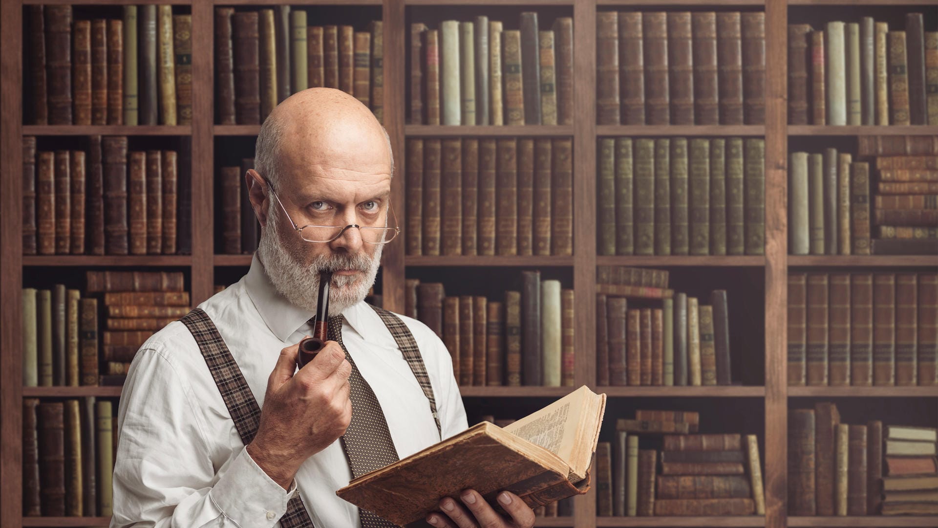 Mann mit Buch in der Hand