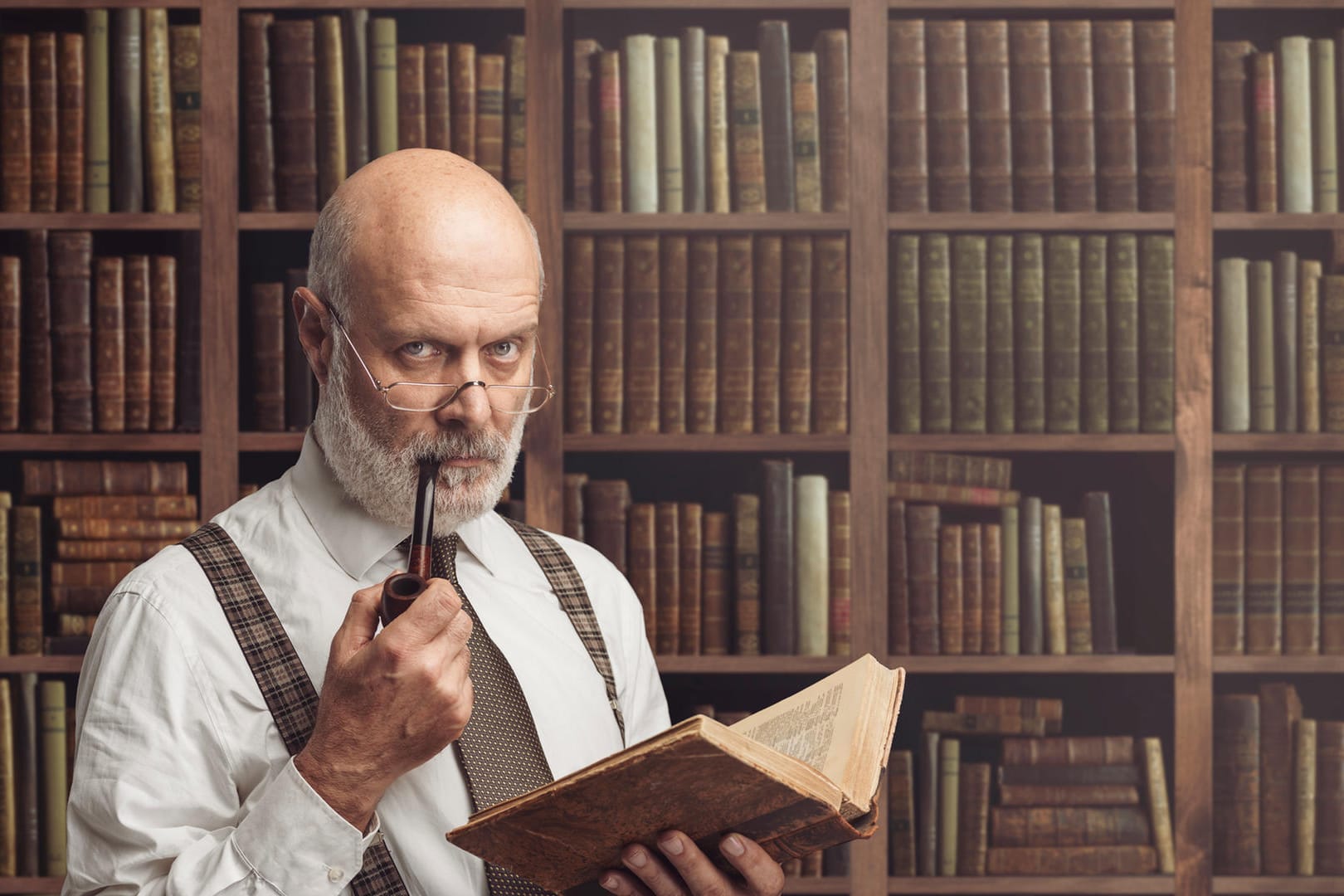 Mann mit Buch in der Hand