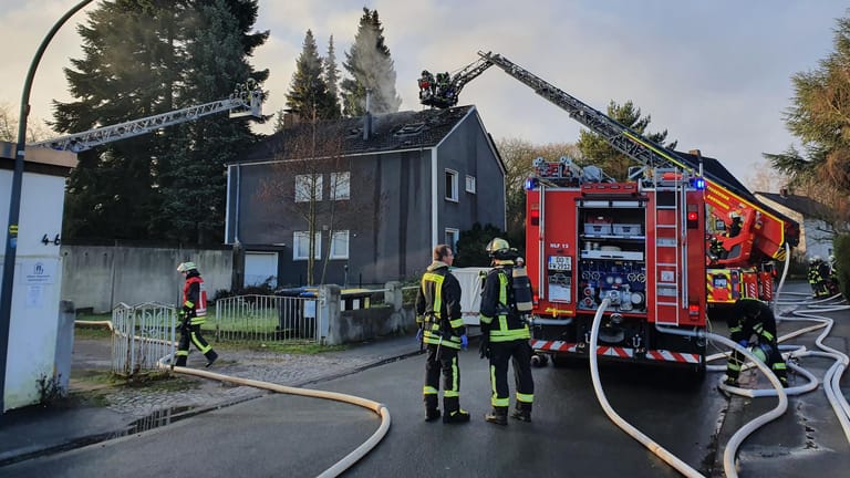 Einsatzkräfte vor einem Haus in Aplerbeck: Für ihren Einsatz hat die Feuerwehr Dortmund eine nette Geste erhalten.