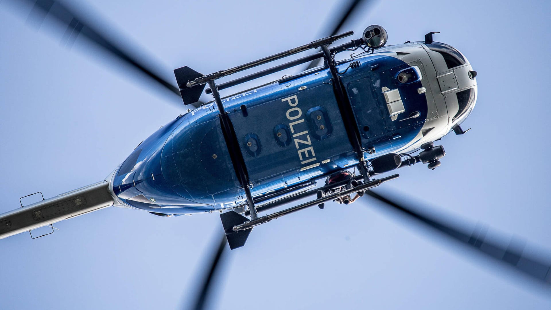 Polizeihubschrauber in der Luft: Nachdem der Vater den Jungen am späten Abend als vermisst gemeldet hatte, wurde die Nacht über nach ihm gesucht (Symbolbild).