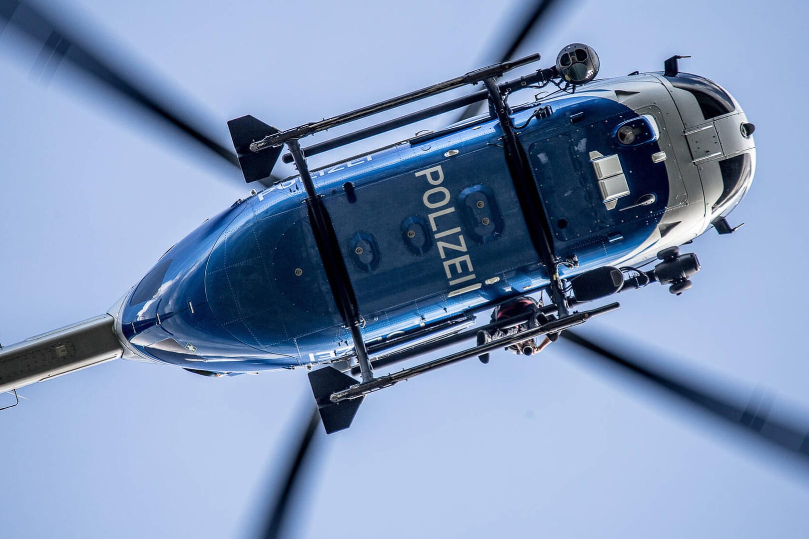 Polizeihubschrauber in der Luft: Nachdem der Vater den Jungen am späten Abend als vermisst gemeldet hatte, wurde die Nacht über nach ihm gesucht (Symbolbild).