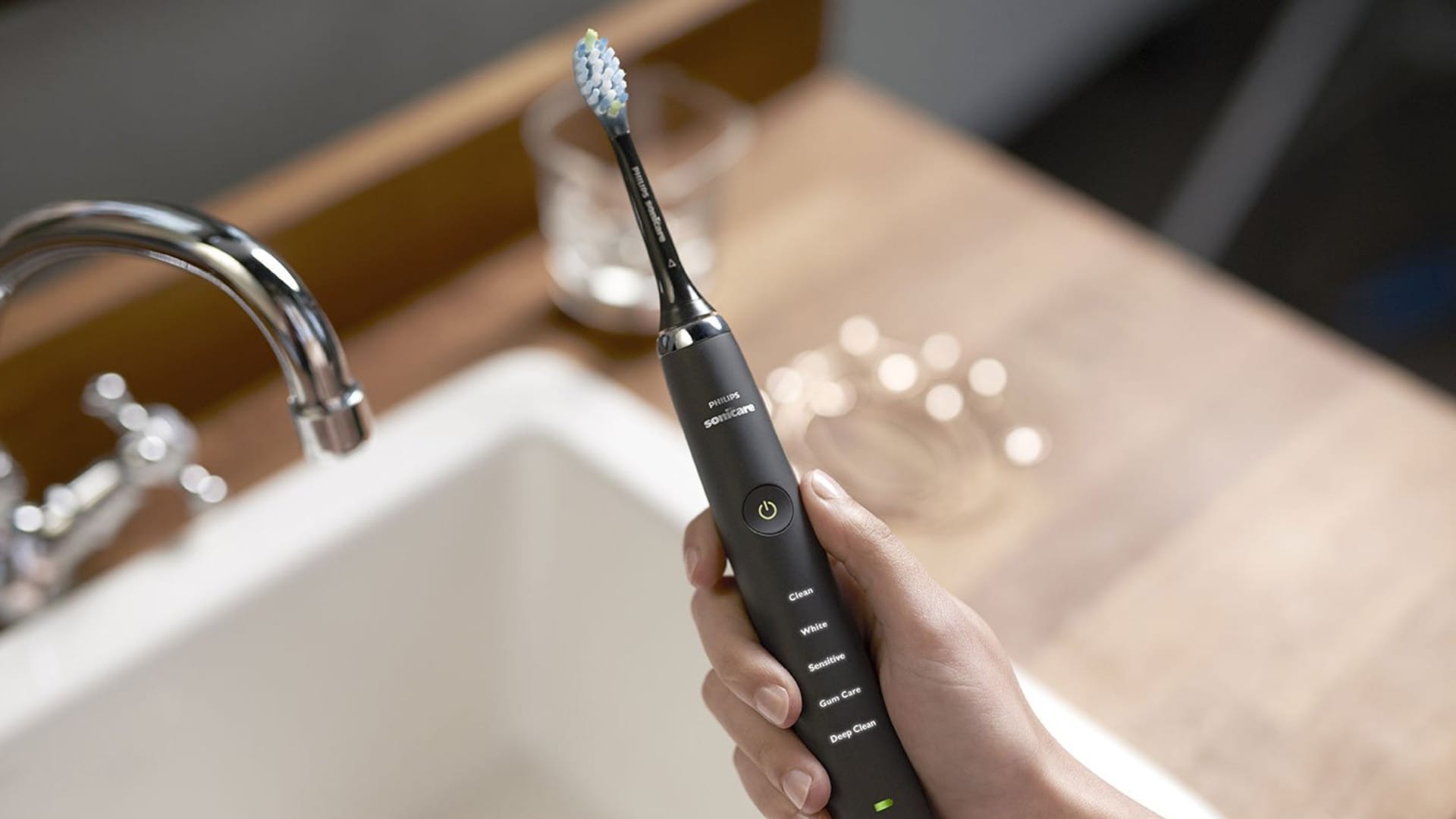 Putzt mit 62.000 Bürstenbewegungen pro Minute: Die Philips Sonicare Diamond Clean ist heute bei Amazon so günstig wie nie. Putzt mit 62.000 Bürstenbewegungen pro Minute: Die Philips Sonicare Diamond Clean ist heute bei Amazon so günstig wie nie.