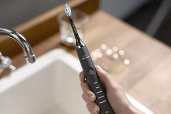 Putzt mit 62.000 Bürstenbewegungen pro Minute: Die Philips Sonicare Diamond Clean ist heute bei Amazon so günstig wie nie.