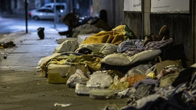 Obdachlose Menschen liegen unter einer Brücke am Berliner Zoo.