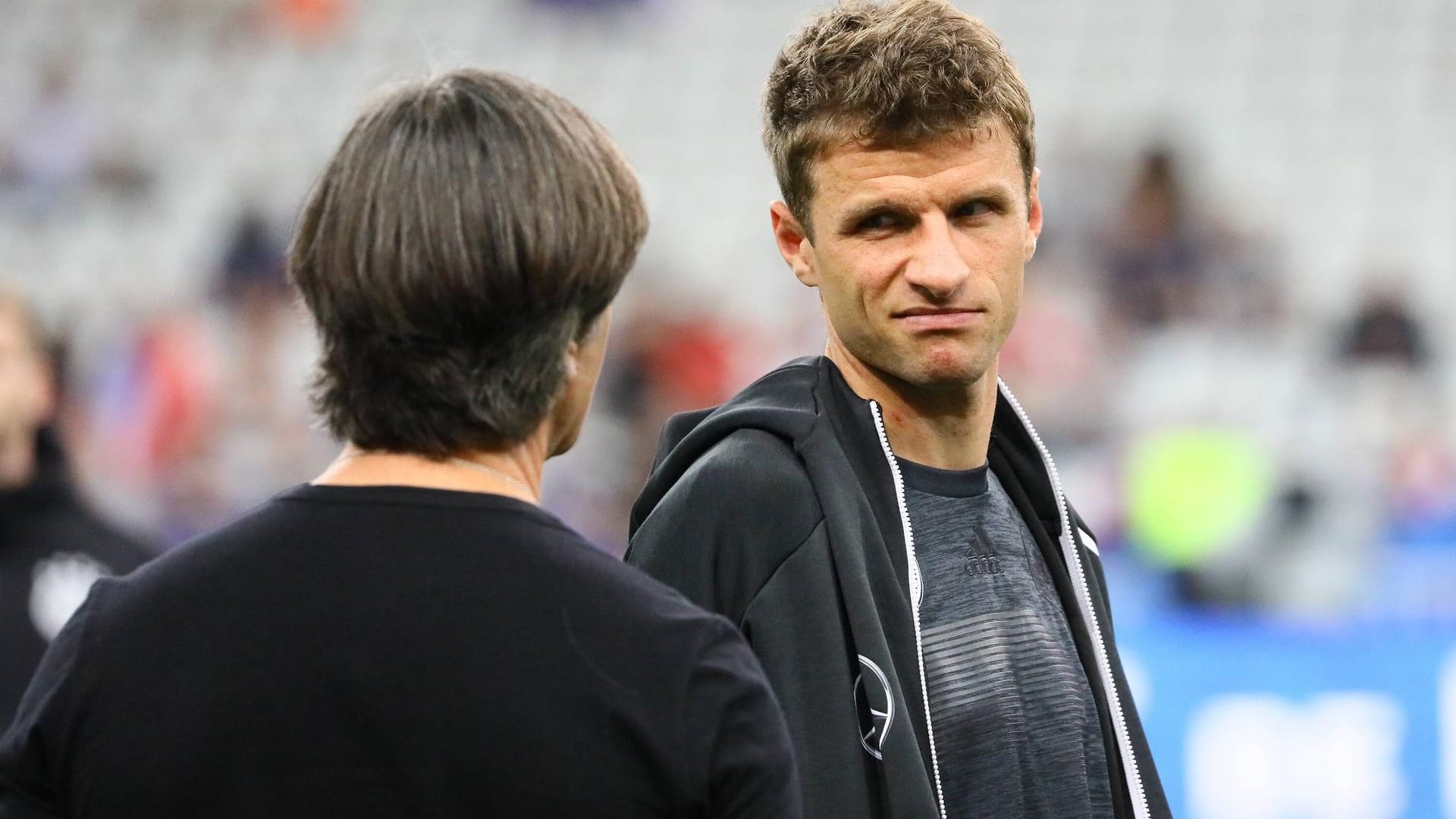 Bundestrainer Joachim Löw im Gespräch mit Thomas Müller (re.): Ein Comeback des Weltmeisters im Nationalteam gilt als unwahrscheinlich.