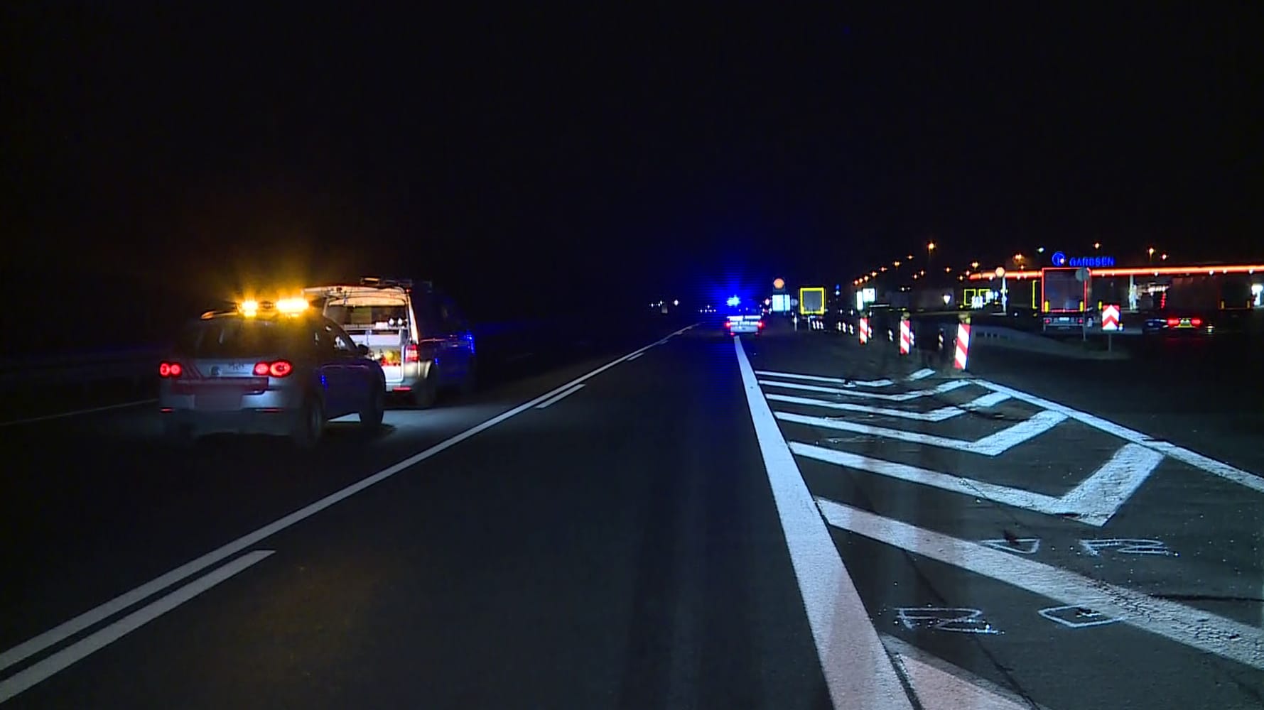 Die A2 nach dem Unfall: Die Polizeiwache liegt an der Raststätte Garbsen – von dort lief der 26-Jährige direkt auf die Fahrbahn. Die A2 nach dem Unfall: Die Polizeiwache liegt an der Raststätte Garbsen – von dort lief der 26-Jährige direkt auf die Fahrbahn.
