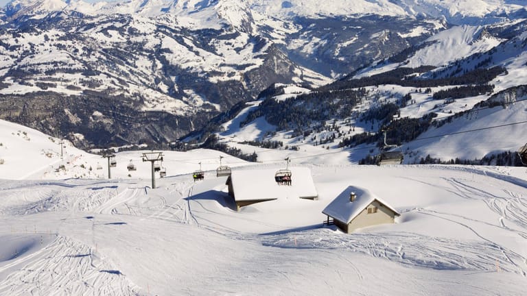 Beliebtes Skigebiet: Der Sessellift führt hinauf zum Berg Fronalpstock.