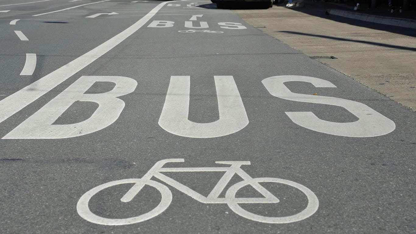 Busfahrstreifen mit Freigabe für Fahrräder am Jahnplatz: Für Bus- und Radverkehr soll in Zukunft mehr Platz geben.