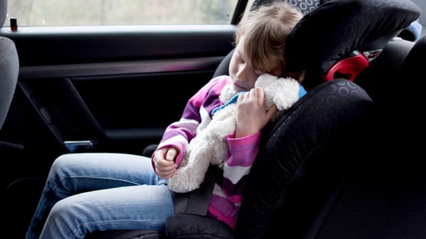 Nur richtig angeschnallt fahren Kinder sicher im Auto mit.
