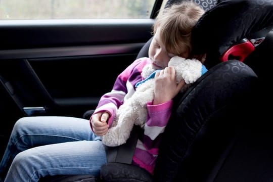 Nur richtig angeschnallt fahren Kinder sicher im Auto mit.