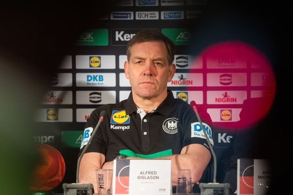 Alfred Gislason wird als neuer Bundestrainer während einer Pressekonferenz in Hannover vorgestellt.