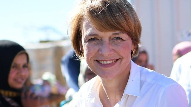 First Lady Elke Büdenbender wäre in jungen Jahren fast Krankenschwester geworden. First Lady Elke Büdenbender wäre in jungen Jahren fast Krankenschwester geworden.