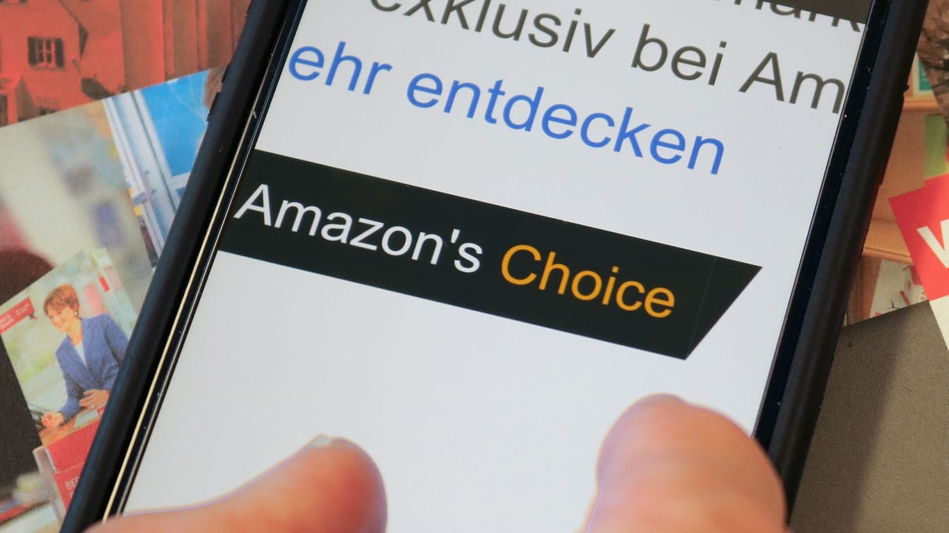 "Amazon’s Choice"-Logo auf einem Smartphone: Die Produkte sind nicht immer am günstigsten.