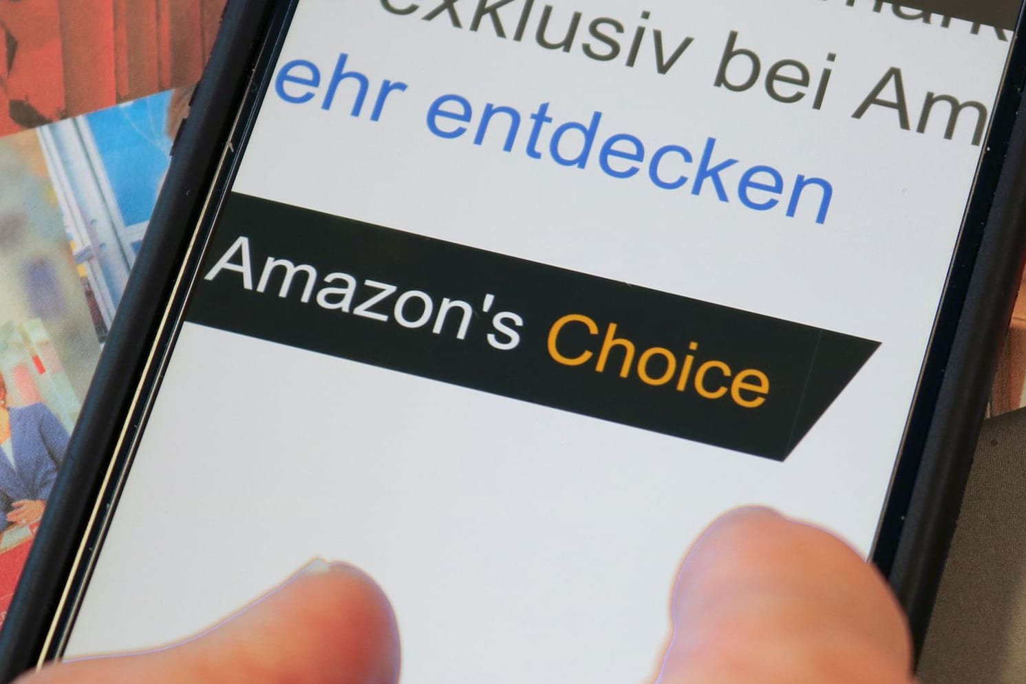 "Amazon’s Choice"-Logo auf einem Smartphone: Die Produkte sind nicht immer am günstigsten.