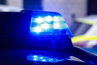 Blaulicht der Polizei: Der Untergetauchte 53-Jährige wurde im September in Prag verhaftet und nach Deutschland überstellt (Symbolbild).
