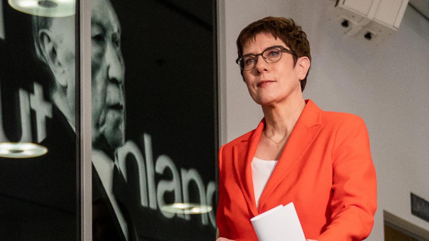 Annegret Kramp-Karrenbauer bei einer Pressekonferenz in Berlin: Die CDU-Chefin schlägt einen neuen Versuch der Regierungsbildung in Thüringen vor.