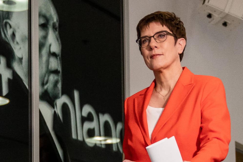 Annegret Kramp-Karrenbauer bei einer Pressekonferenz in Berlin: Die CDU-Chefin schlägt einen neuen Versuch der Regierungsbildung in Thüringen vor.