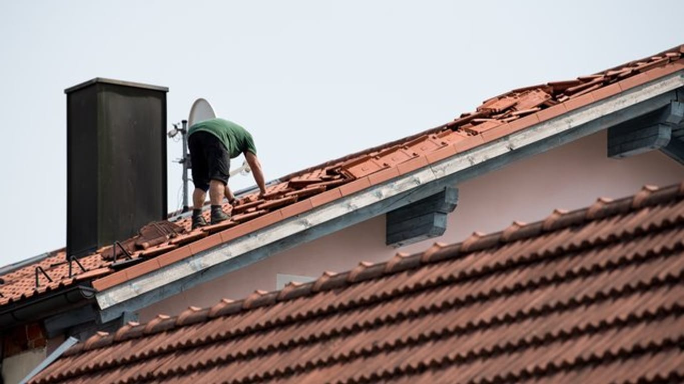 Hausbesitzer sollten das Dach regelmäßig prüfen - denn bei einem Sturm müssen sie im Zweifel nachweisen, dass Schäden nicht auf mangelhafte Pflege des Hauses zurückgehen.