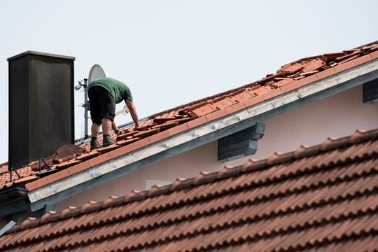 Hausbesitzer sollten das Dach regelmäßig prüfen - denn bei einem Sturm müssen sie im Zweifel nachweisen, dass Schäden nicht auf mangelhafte Pflege des Hauses zurückgehen.