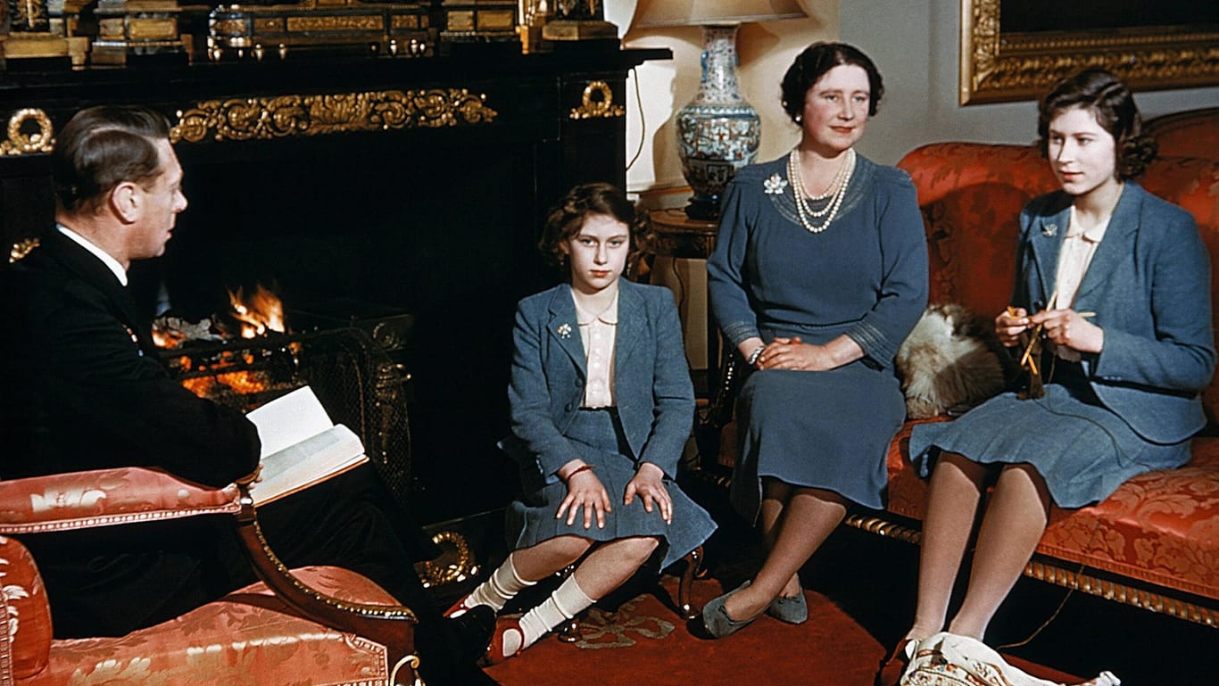 König George VI., Prinzessin Margaret, Prinzessin Elizabeth (später Queen Elizabeth II.) und die spätere Queen Mum.