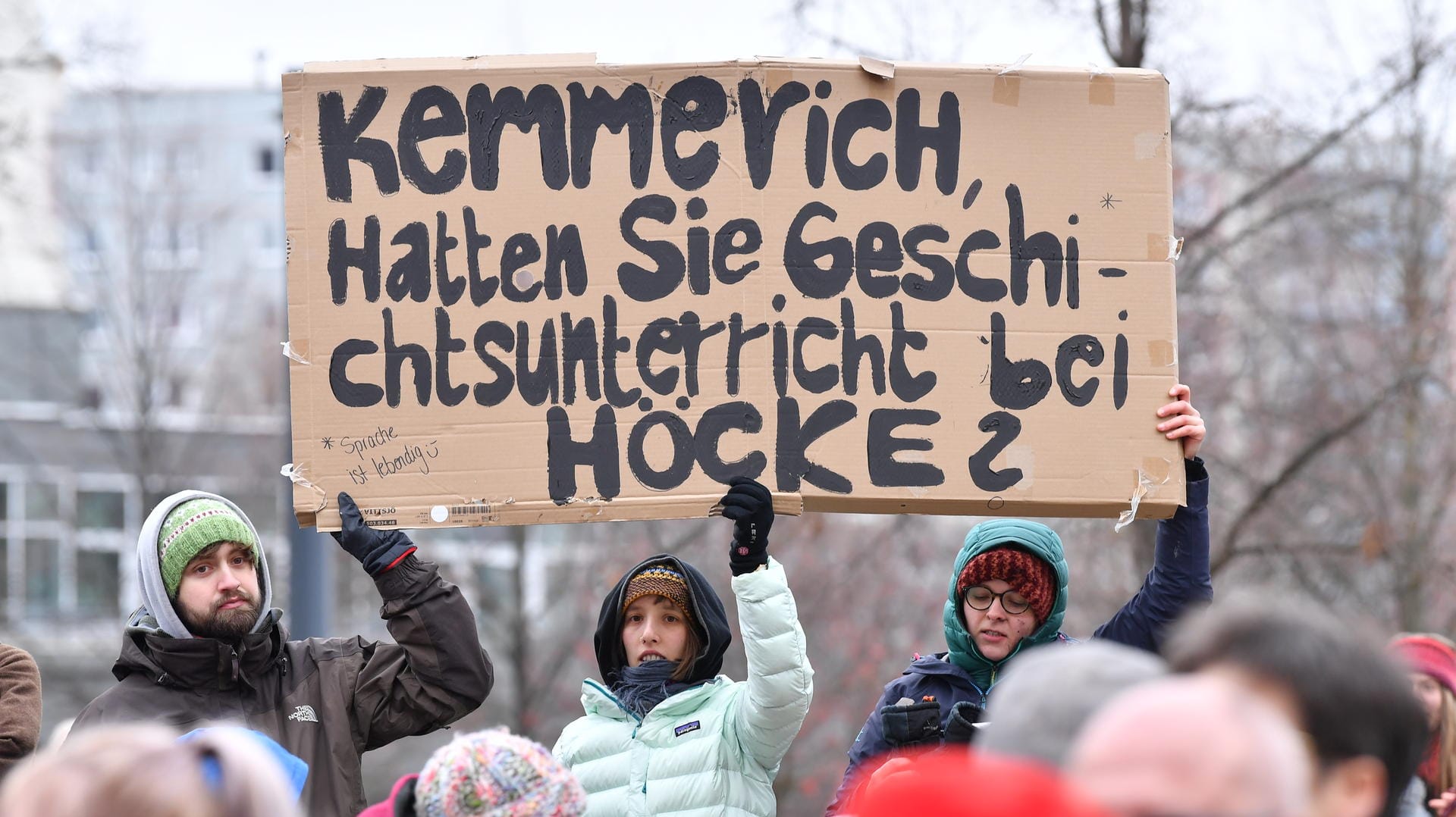 Demonstranten gegen die Wahl Kemmerichs zum Ministerpräsidenten von Thüringen: Für viele Menschen war es ein Tabubruch. Demonstranten gegen die Wahl Kemmerichs zum Ministerpräsidenten von Thüringen: Für viele Menschen war es ein Tabubruch.