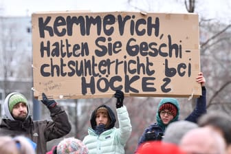 Demonstranten gegen die Wahl Kemmerichs zum Ministerpräsidenten von Thüringen: Für viele Menschen war es ein Tabubruch.