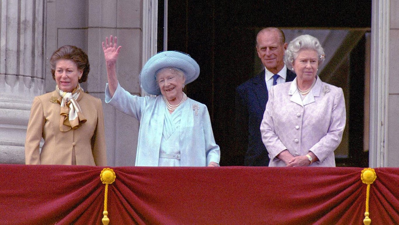 August 2000: Prinzessin Margaret, Prinz Philip und Queen Elizabeth II. am 100. Geburtstag von Queen Mum (2.v.l.).