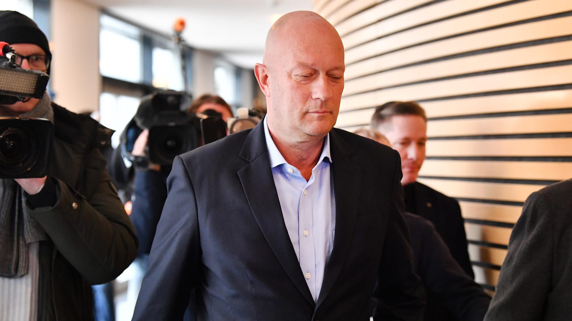 Thomas Kemmerich: Seine FDP-Fraktion verkündete, er wolle die Summe, die über sein Gehalt als normaler Landtagsabgeordneter hinausgeht, nicht annehmen. Thomas Kemmerich: Seine FDP-Fraktion verkündete, er wolle die Summe, die über sein Gehalt als normaler Landtagsabgeordneter hinausgeht, nicht annehmen.
