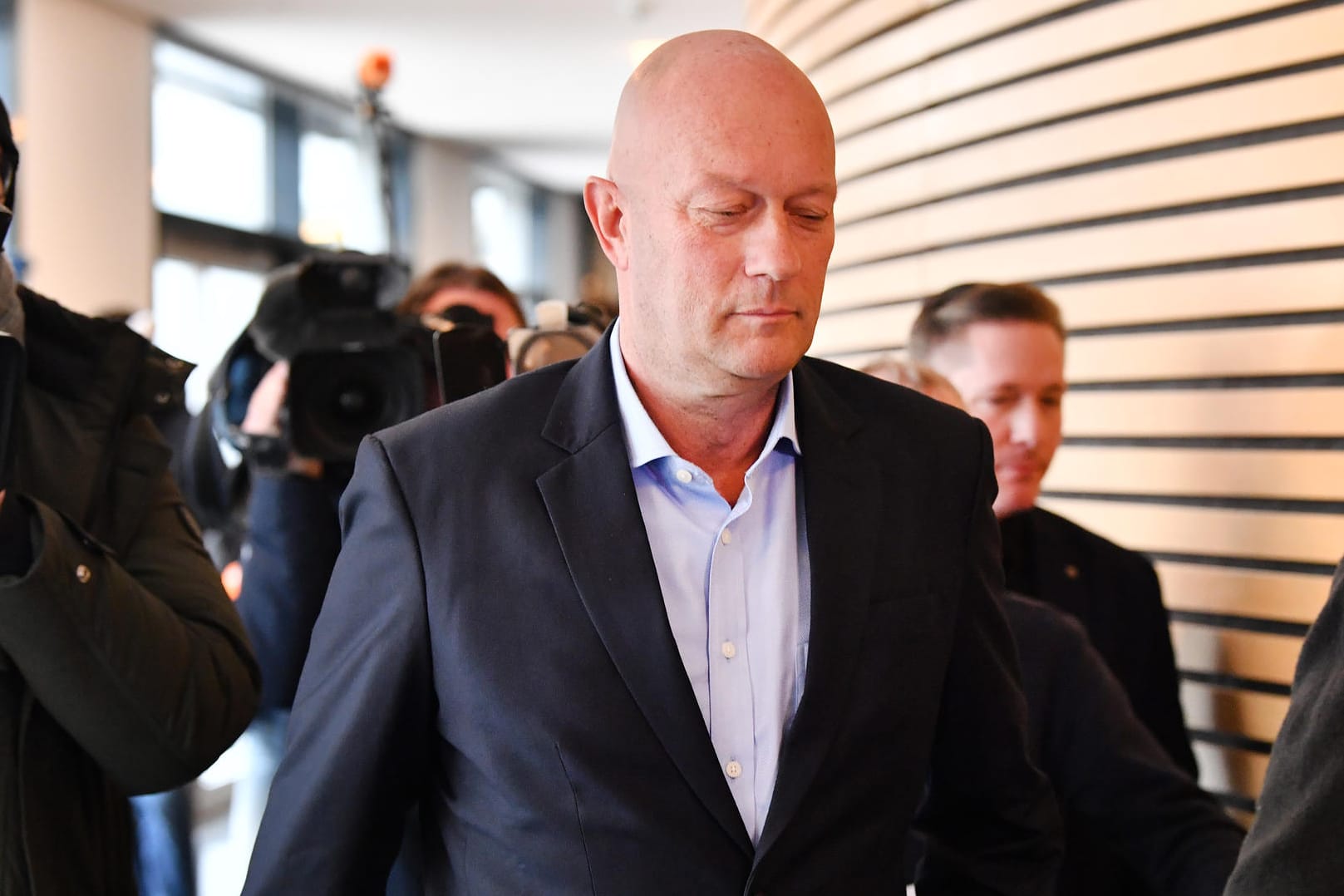 Thomas Kemmerich: Seine FDP-Fraktion verkündete, er wolle die Summe, die über sein Gehalt als normaler Landtagsabgeordneter hinausgeht, nicht annehmen.