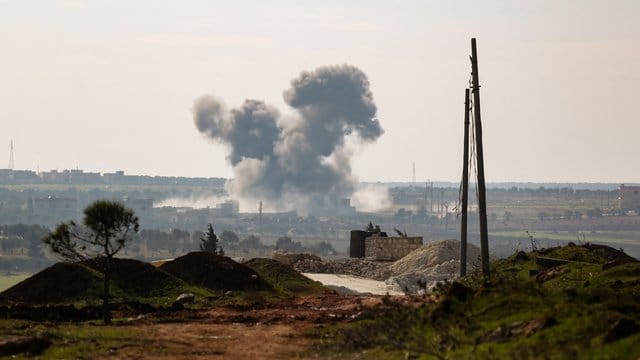 Syrische und russische Angriffe haben jüngst erneut Hunderttausende Menschen in die Flucht getrieben. Syrische und russische Angriffe haben jüngst erneut Hunderttausende Menschen in die Flucht getrieben.