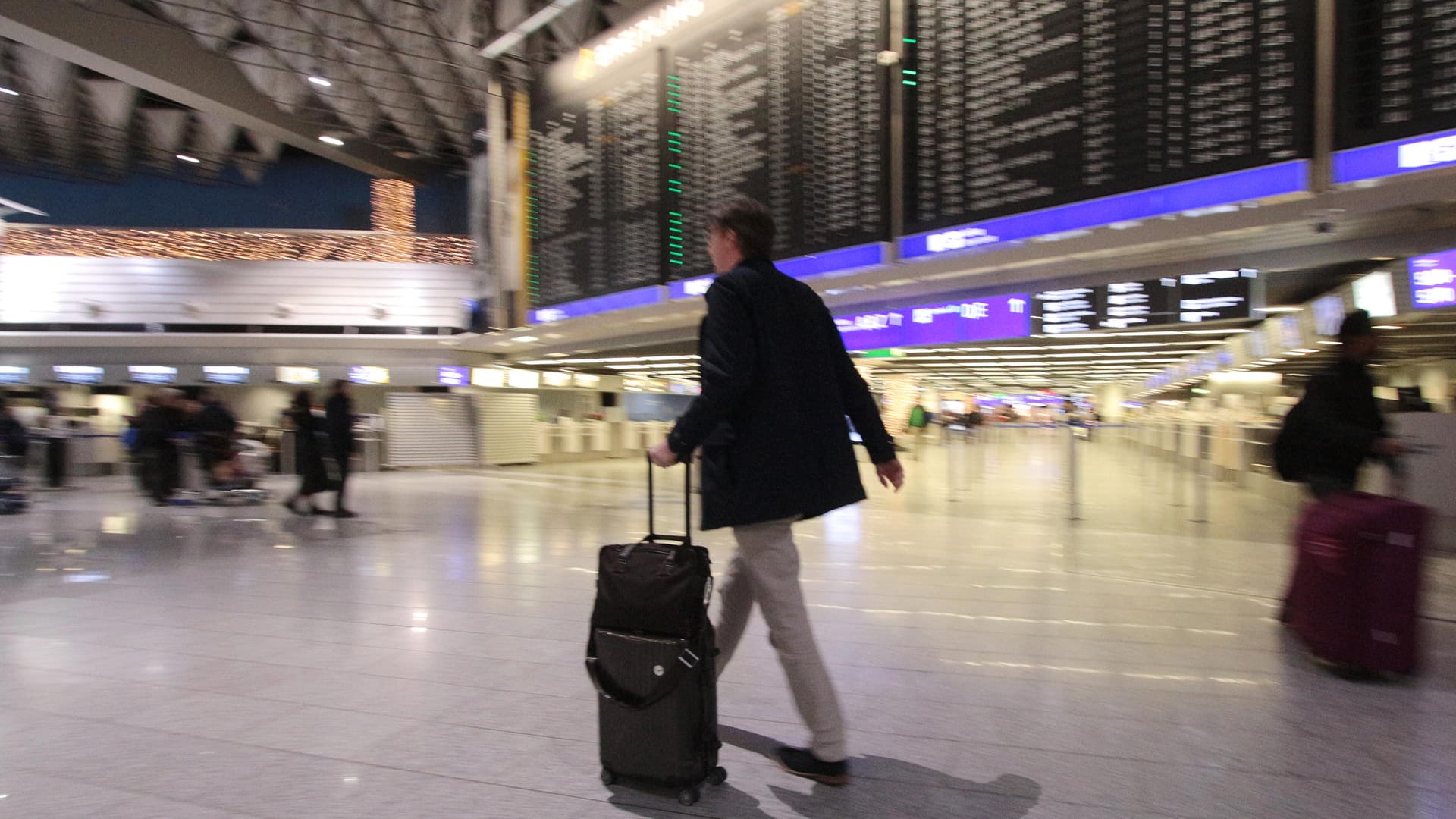 Auf dem Weg zum Flieger: Verschiedene Unternehmen versprechen, durch eine Zahlung die Flugreise klimaneutral zu machen. Aber erfüllen sie dieses Versprechen? Auf dem Weg zum Flieger: Verschiedene Unternehmen versprechen, durch eine Zahlung die Flugreise klimaneutral zu machen. Aber erfüllen sie dieses Versprechen?