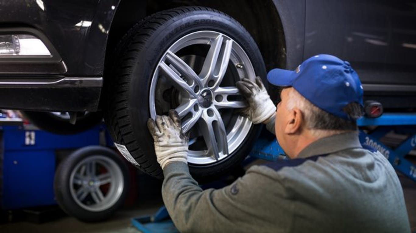 Ein Kfz-Meister kann auch als angestellter Arbeitnehmer gelten, wenn er bei der Arbeit für einen Autoservicebetrieb sein eigenes Werkzeug verwendet.