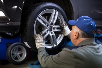 Ein Kfz-Meister kann auch als angestellter Arbeitnehmer gelten, wenn er bei der Arbeit für einen Autoservicebetrieb sein eigenes Werkzeug verwendet.