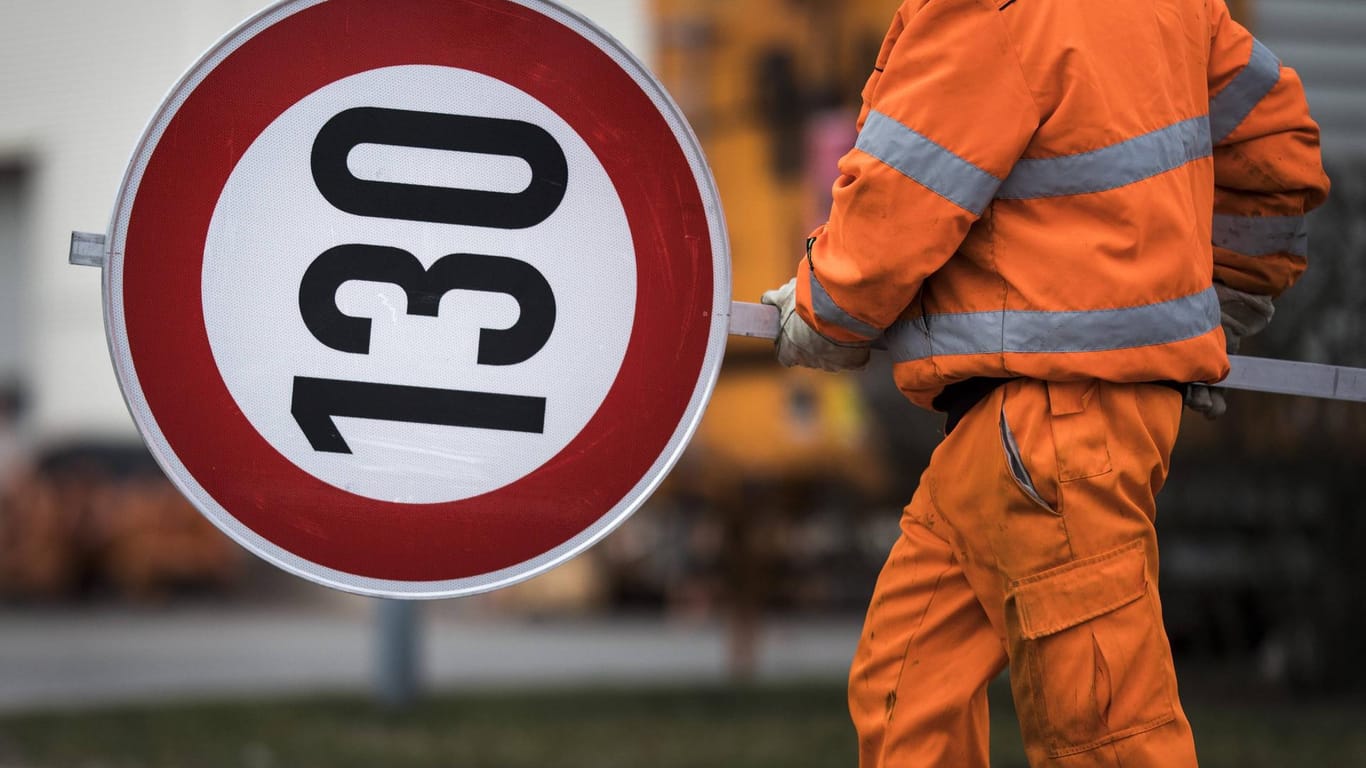 Ein Mitarbeiter der Autobahnmeisterei mit einem Verkehrsschild: Der Umweltausschuss der Länderkammer empfiehlt eine stärkere Regulierung der Geschwindigkeit.