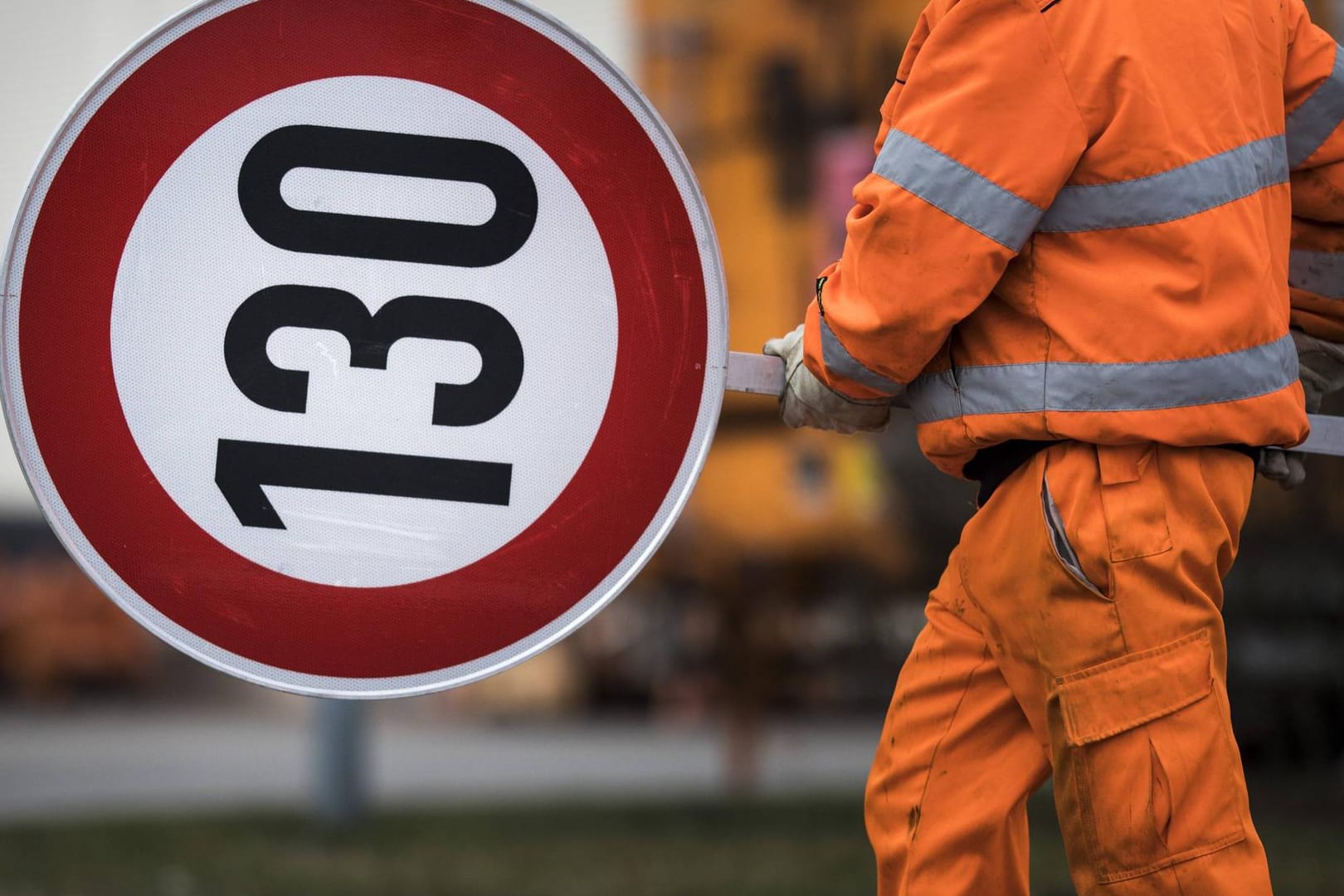 Ein Mitarbeiter der Autobahnmeisterei mit einem Verkehrsschild: Der Umweltausschuss der Länderkammer empfiehlt eine stärkere Regulierung der Geschwindigkeit.