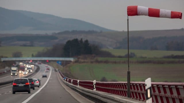 Gefahrenpotential: Bei starkem Wind müssen Autofahrer noch vorsichtiger und konzentrierter sein als sonst.