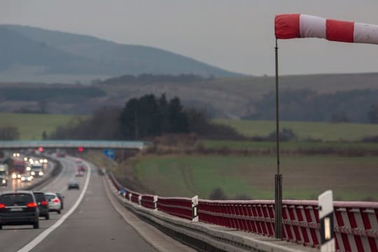 Gefahrenpotential: Bei starkem Wind müssen Autofahrer noch vorsichtiger und konzentrierter sein als sonst.