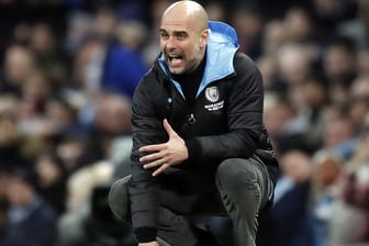 Pep Guardiola, Trainer von Manchester City, reagiert am Spielfeldrand auf das Spielgeschehen.