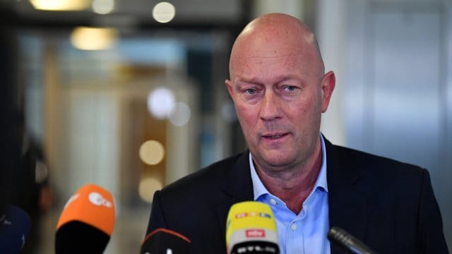 Bleibt vorerst im Amt: Thomas Kemmerich (FDP) Ministerpräsident von Thüringen, nach dem Gespräch mit der Landtagspräsidentin. Bleibt vorerst im Amt: Thomas Kemmerich (FDP) Ministerpräsident von Thüringen, nach dem Gespräch mit der Landtagspräsidentin.