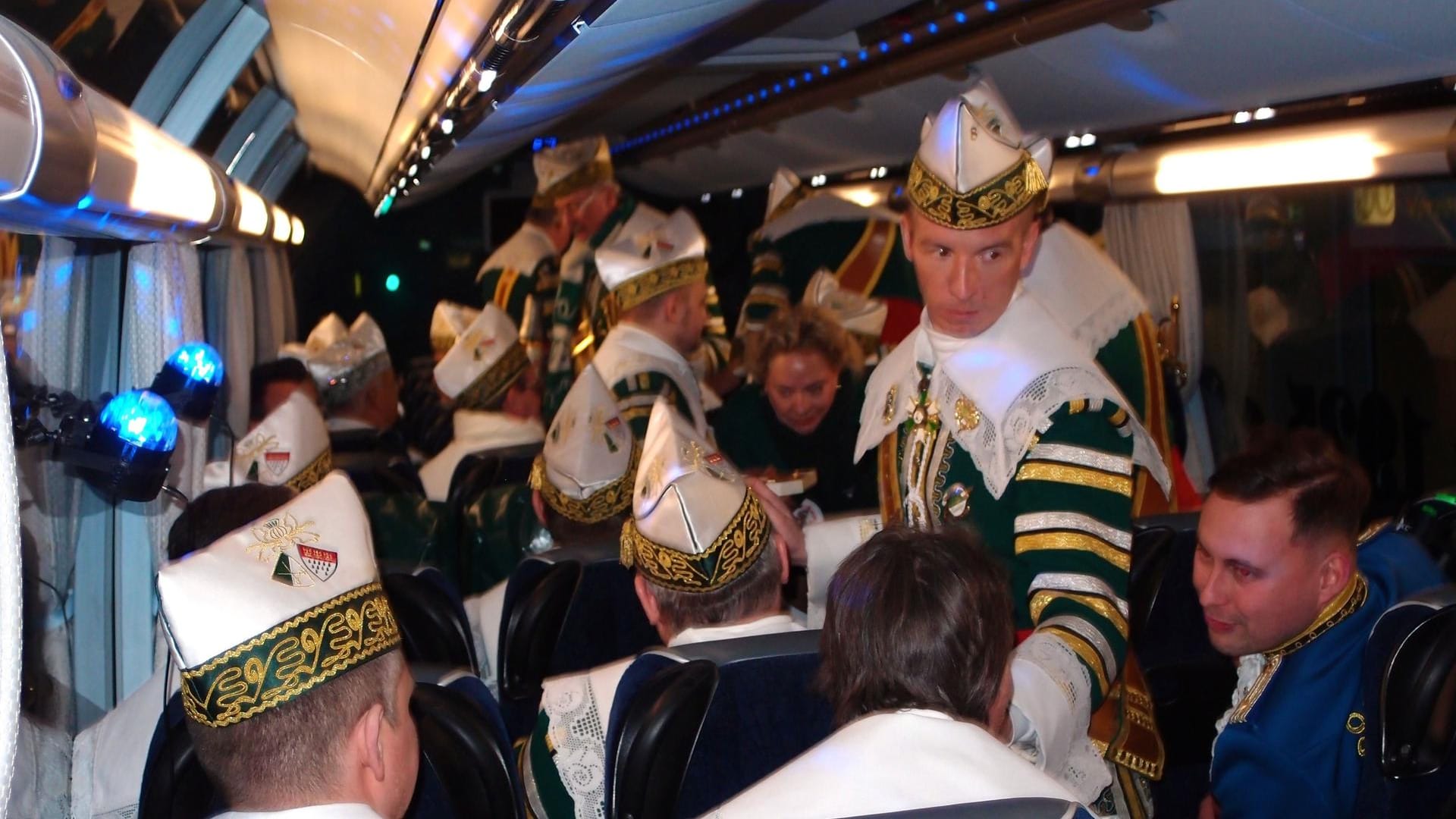 Nach dem Auftritt ist vor dem Auftritt: Zurück im Tourbus stimmen sich alle auf den nächsten Einmarsch ein.