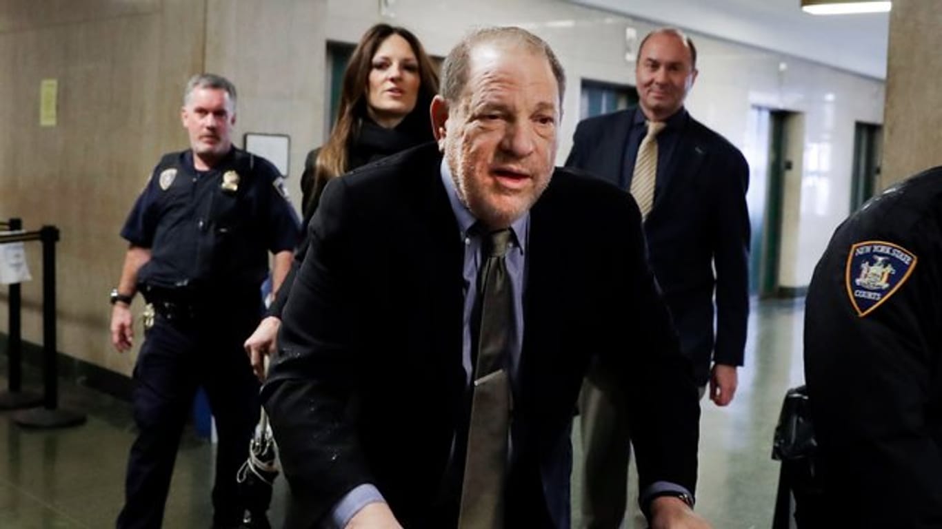 Harvey Weinstein (M) kommt mit Rollator ins Gericht.