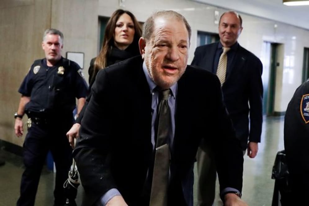 Harvey Weinstein (M) kommt mit Rollator ins Gericht.