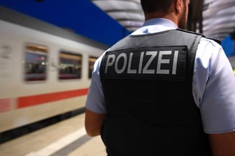 Ein Polizist am Bahnsteig: Der Mann fuhr nur eine Station. (Symbolbild)