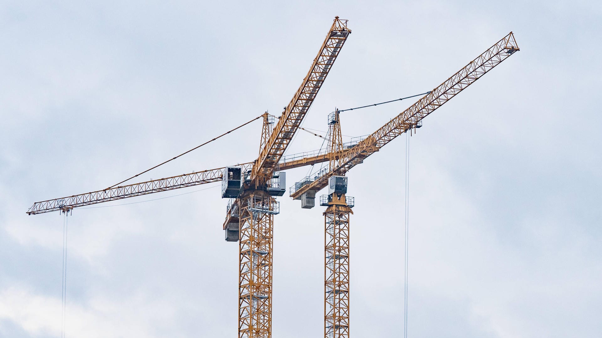 Kräne auf einer Baustelle: In Ulm hat eine Frau mit einer Kletteraktion einen großen Rettungseinsatz ausgelöst (Symbolbild).