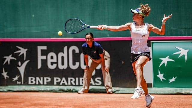 Laura Siegemund hat ihr Fed Cup-Auftakt-Einzel gegen Teliana Pereira mit 6:3 und 6:3 gewonnen.