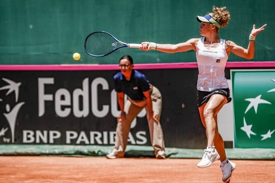 Laura Siegemund hat ihr Fed Cup-Auftakt-Einzel gegen Teliana Pereira mit 6:3 und 6:3 gewonnen.