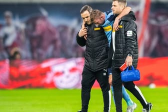 Mönchengladbachs Christoph Kramer wird verletzt vom Feld geführt.