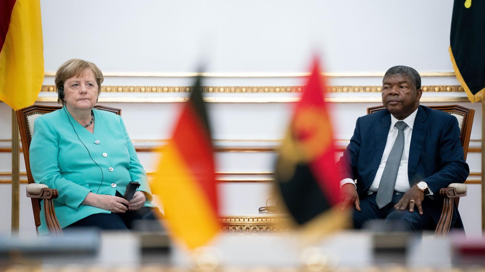 Angola, Luanda: Bundeskanzlerin Angela Merkel (CDU) und Joao Lourenco, Präsident von Angola, nehmen an einer Pressekonferenz im Präsidentenpalast teil. Angola, Luanda: Bundeskanzlerin Angela Merkel (CDU) und Joao Lourenco, Präsident von Angola, nehmen an einer Pressekonferenz im Präsidentenpalast teil.