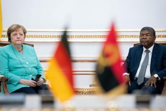 Angola, Luanda: Bundeskanzlerin Angela Merkel (CDU) und Joao Lourenco, Präsident von Angola, nehmen an einer Pressekonferenz im Präsidentenpalast teil.
